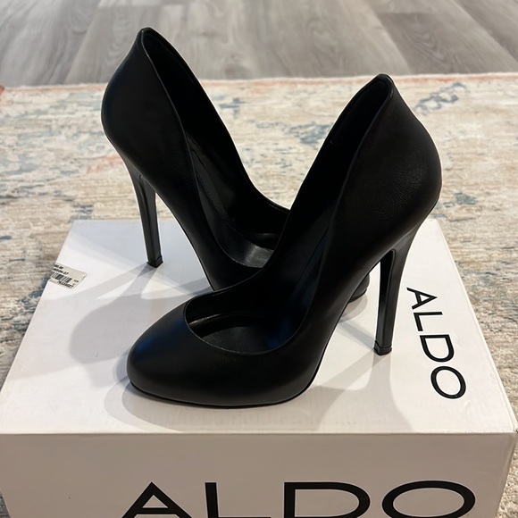 All Black ALDO Heels - Picture 4 of 12